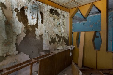 Terk edilmiş evde, harap evin bardel ile döşenmiş olan, ürkütücü iç; Otel; Toplantı nerede? Eski çöken ev; Terk edilmiş evde iç. Zavallı konut çeyrek harabe evde gecekondu