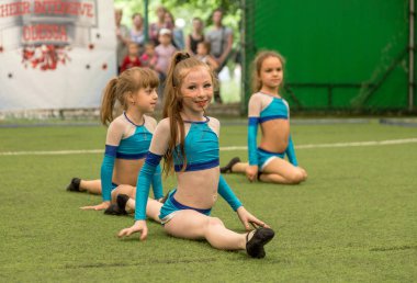 Odessa, Ukrayna -30 Mayıs 2015: Amigo Şampiyonası Ukrayna çocuklar arasında. Çocuk bir güzel parlak dans formla Sportin becerilerini göster. Birçok seyirci ve sporcular. Büyüleyici otantik çocuk