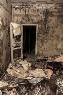 Terk edilmiş evde, harap evin bardel ile döşenmiş olan, ürkütücü iç; Otel; Toplantı nerede? Eski çöken ev; Terk edilmiş evde iç. Zavallı konut çeyrek harabe evde gecekondu
