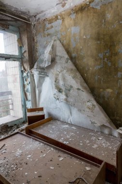Terk edilmiş evde, harap evin bardel ile döşenmiş olan, ürkütücü iç; Otel; Toplantı nerede? Eski çöken ev; Terk edilmiş evde iç. Zavallı konut çeyrek harabe evde gecekondu