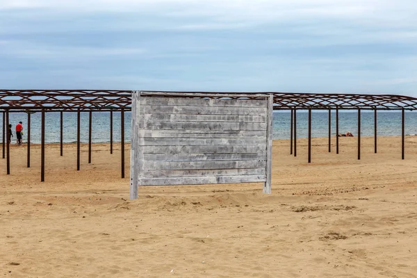 Arka plan doku duvar eski boya peeling ile. Eski ahşap arka plan ağaç eski boya artıkları parçaları kalıntıları ile. Doku eski ağaç bir kurulu ile boya, antika arka plan soyulması boya