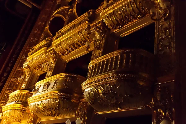 Altın iç opera Tiyatrosu. Tiyatro konser salonu iç. Zengin altın yaldız işlemeli iç. Devlet Tiyatrosu Lodge. Odessa Opera ve Bale Tiyatrosu, 2017. Zengin tiyatro arka plan