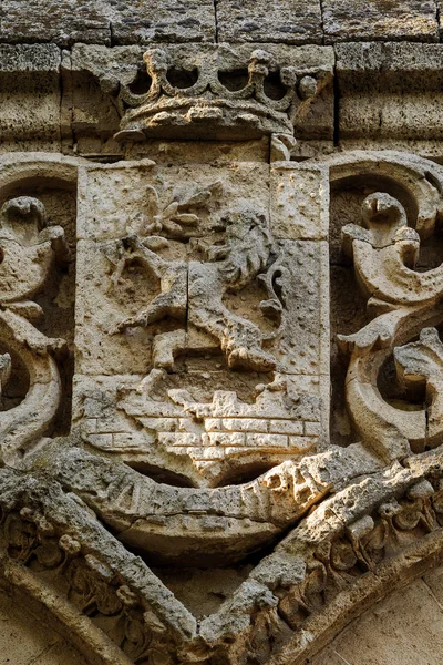 世紀のバロック様式の古い建物の彫刻デザインのディテール 装飾彫刻 レリーフ 紋章には 建物のファサードの飾り ファサードを彫刻します — ストック写真
