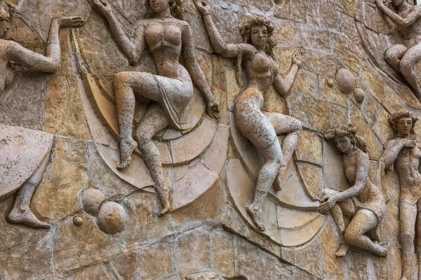 20世纪乌斯尔时代的舞蹈演员在修复俄罗斯阿纳帕的老酒店建筑外立面时 保留了一个古老的浮雕 建筑立面上的古代浮雕 — 图库照片
