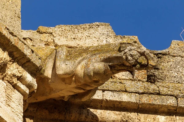 18. yüzyıl eski Barok binanın heykel tasarım detay. Oyma süslemeler, kısma, bayrak ve hanedanlık armaları, süsleme bina cephesinde. Cephe heykel