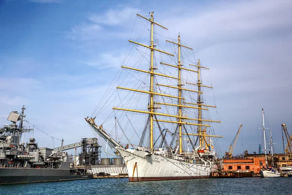 Odessa, Ukrayna - 8 Nisan 2014: Eski Yelkenli limanda kardeşliktir. Yelkenli finansman eksikliği nedeniyle tahrip ve açık denizde yüzme gidemem.