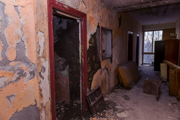 Terk edilmiş evde, harap evin bardel ile döşenmiş olan, ürkütücü iç; Otel; Toplantı nerede? Eski çöken ev; Terk edilmiş evde iç. Zavallı konut çeyrek harabe evde gecekondu