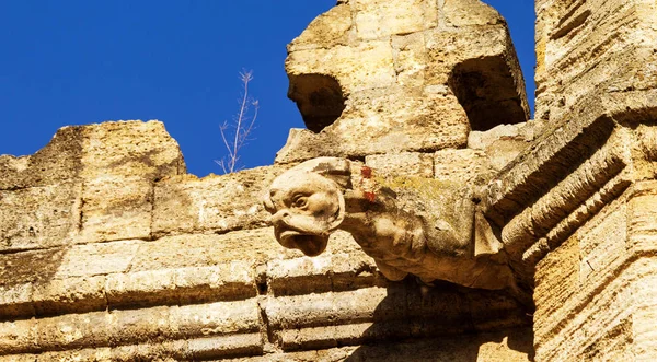 18. yüzyıl eski Barok binanın heykel tasarım detay. Oyma süslemeler, kısma, bayrak ve hanedanlık armaları, süsleme bina cephesinde. Cephe heykel