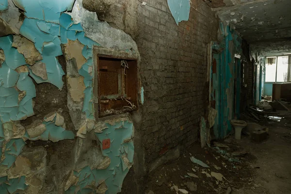 Terk edilmiş evde, harap evin bardel ile döşenmiş olan, ürkütücü iç; Otel; Toplantı nerede? Eski çöken ev; Terk edilmiş evde iç. Zavallı konut çeyrek harabe evde gecekondu