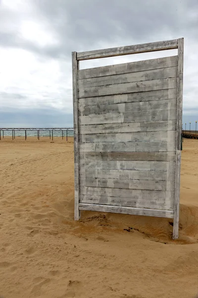 Arka plan doku duvar eski boya peeling ile. Eski ahşap arka plan ağaç eski boya artıkları parçaları kalıntıları ile. Doku eski ağaç bir kurulu ile boya, antika arka plan soyulması boya