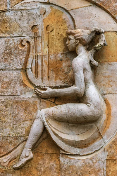 SSCB 20 kez gelen dansçılar ile eski bir kısma eski otel binası, Anapa, Rusya'nın tamirde korundu. Binanın cephesinde antik kısma