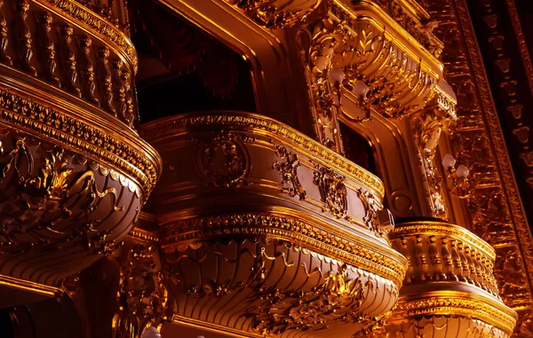 Altın iç opera Tiyatrosu. Tiyatro konser salonu iç. Zengin altın yaldız işlemeli iç. Devlet Tiyatrosu Lodge. Odessa Opera ve Bale Tiyatrosu, 2017. Zengin tiyatro arka plan