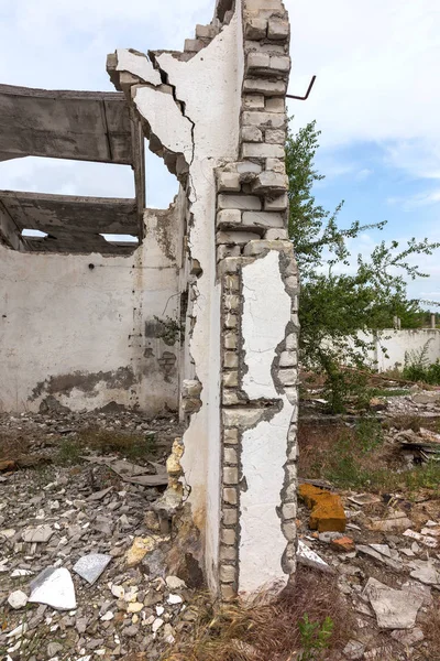 Eski fabrikasının yıkılan binaların iç. Endüstriyel kuruluş kalıntıları, karanlık parçaları fabrika tesislerinde bitki sonucu olarak ekonomik kriz Catacombs, Bodrum, tünel yok.