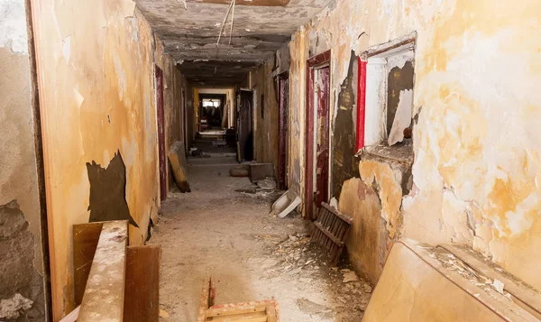 Casa Abandonada Espeluznante Interior Casa Ruinas Con Habitaciones Amuebladas Bardel —  Fotos de Stock