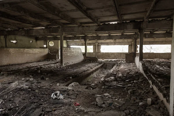 Wnętrze Zniszczone Budynki Dawnej Fabryki Ruiny Przedsiębiorstwa Przemysłowego Ciemne Fragmenty — Zdjęcie stockowe