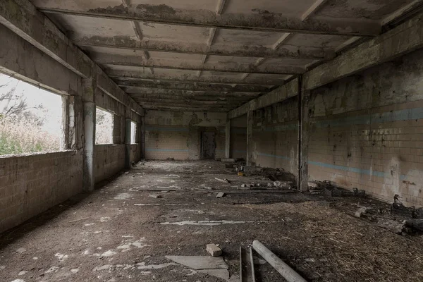 Wnętrze Zniszczone Budynki Dawnej Fabryki Ruiny Przedsiębiorstwa Przemysłowego Ciemne Fragmenty — Zdjęcie stockowe