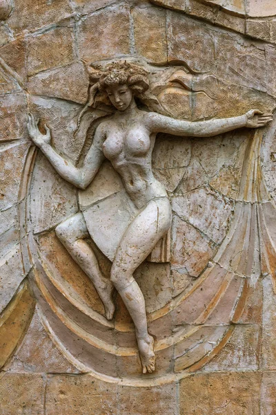 20世纪乌斯尔时代的舞蹈演员在修复俄罗斯阿纳帕的老酒店建筑外立面时 保留了一个古老的浮雕 建筑立面上的古代浮雕 — 图库照片