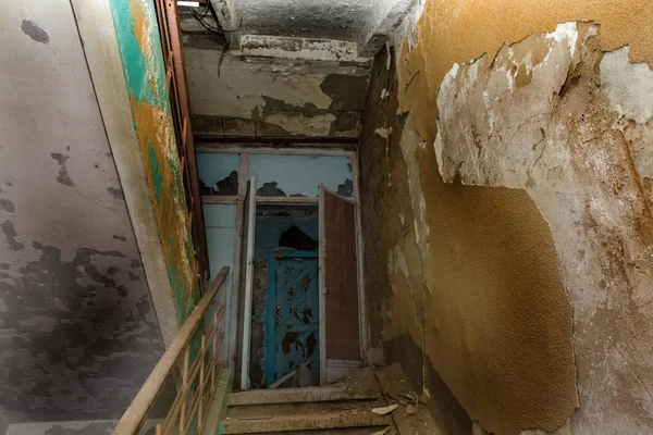 Terk edilmiş evde, harap evin bardel ile döşenmiş olan, ürkütücü iç; Otel; Toplantı nerede? Eski çöken ev; Terk edilmiş evde iç. Zavallı konut çeyrek harabe evde gecekondu