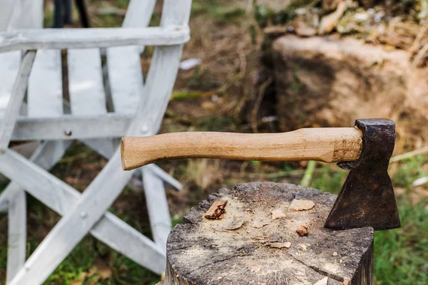 木製のチョッパーは木製の麻で突き出ています 斧と斧の柄 木工品だ 鋭い斧で森林伐採 木を切るために斧 ラスティだが非常に鋭い森の斧や大工の斧 — ストック写真