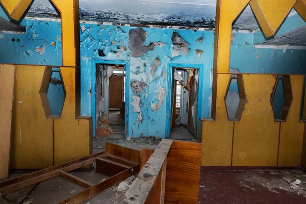 Verlaten Huis Spooky Interieur Van Verwoeste Huis Met Ingerichte Kamers — Stockfoto