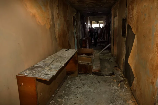 Terk edilmiş evde, harap evin bardel ile döşenmiş olan, ürkütücü iç; Otel; Toplantı nerede? Eski çöken ev; Terk edilmiş evde iç. Zavallı konut çeyrek harabe evde gecekondu