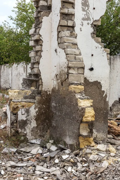 Eski fabrikasının yıkılan binaların iç. Endüstriyel kuruluş kalıntıları, karanlık parçaları fabrika tesislerinde bitki sonucu olarak ekonomik kriz Catacombs, Bodrum, tünel yok.