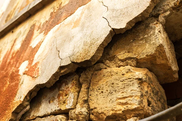 Vintage çatlaklar arka plan. Arka plan yüzeyi ile yaratıcı çatlaklar. Düzen için yaratıcı tasarım için arka plan olarak Web çatlaklar. doku derin çatlaklar ağ ile çimento tabakasının taş yüzeydir