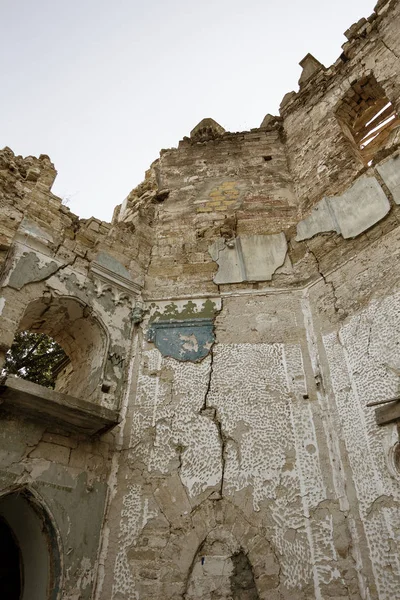 18. yüzyıl eski Barok binanın heykel tasarım detay. Oyma süslemeler, kısma, bayrak ve hanedanlık armaları, süsleme bina cephesinde. Cephe heykel