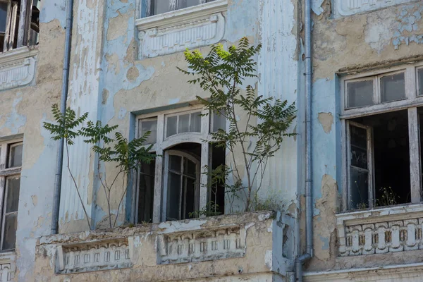 Kötü insanların yaşadığı kötü bir mahalle evlerde. İmha eski evler, depremler, ekonomik kriz, terk edilmiş evler. Kırık uygun olmayan evde. Varna, Bulgaristan, 2017