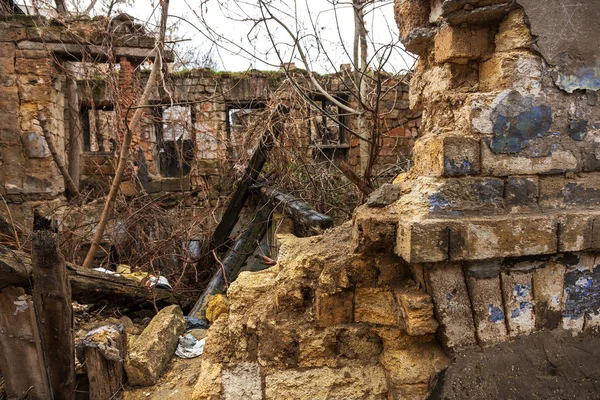 Eski fabrikasının yıkılan binaların iç. Endüstriyel kuruluş kalıntıları, karanlık parçaları fabrika tesislerinde bitki sonucu olarak ekonomik kriz Catacombs, Bodrum, tünel yok.