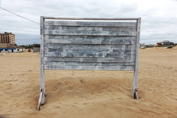 Arka plan doku duvar eski boya peeling ile. Eski ahşap arka plan ağaç eski boya artıkları parçaları kalıntıları ile. Doku eski ağaç bir kurulu ile boya, antika arka plan soyulması boya