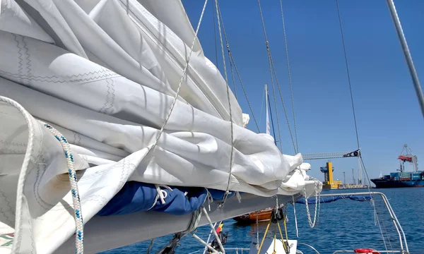 Modern Segelbåt Med Seglet Från Viken Det Öppna Havet Solig — Stockfoto