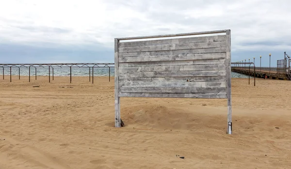 Arka plan doku duvar eski boya peeling ile. Eski ahşap arka plan ağaç eski boya artıkları parçaları kalıntıları ile. Doku eski ağaç bir kurulu ile boya, antika arka plan soyulması boya