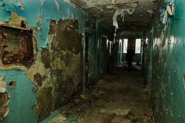 Terk edilmiş evde, harap evin bardel ile döşenmiş olan, ürkütücü iç; Otel; Toplantı nerede? Eski çöken ev; Terk edilmiş evde iç. Zavallı konut çeyrek harabe evde gecekondu