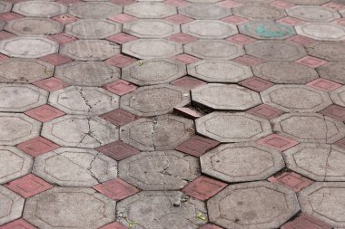 Çukurlar, kışın donma-çözülme çevrimleri neden olan bozuk asfalt yol. Kötü yol. Kaldırımlar kaldırımlar kaldırımda kırık. kaldırım döşeme ile kusurları ile tabaka ve perspektif içinde gelen çatlaklar