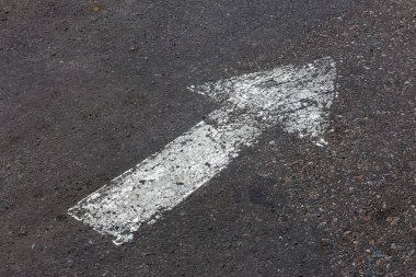Eski renkli tuğla duvar, eski boya ve doku izleriyle sıvanmış. Olağanüstü yaratıcı tasarım için eskimiş bir arka plan olarak