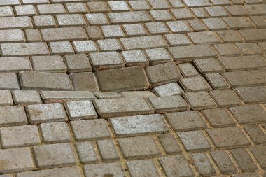 Çukurlar, kışın donma-çözülme çevrimleri neden olan bozuk asfalt yol. Kötü yol. Kaldırımlar kaldırımlar kaldırımda kırık. kaldırım döşeme ile kusurları ile tabaka ve perspektif içinde gelen çatlaklar
