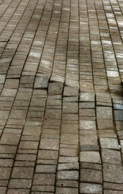 Çukurlar, kışın donma-çözülme çevrimleri neden olan bozuk asfalt yol. Kötü yol. Kaldırımlar kaldırımlar kaldırımda kırık. kaldırım döşeme ile kusurları ile tabaka ve perspektif içinde gelen çatlaklar