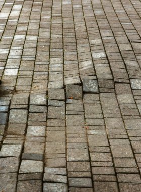 Çukurlar, kışın donma-çözülme çevrimleri neden olan bozuk asfalt yol. Kötü yol. Kaldırımlar kaldırımlar kaldırımda kırık. kaldırım döşeme ile kusurları ile tabaka ve perspektif içinde gelen çatlaklar