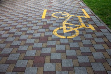 güzel arka plan kaldırım döşeme üzerinde yaya yolu hazır. Çok renkli camlı kaldırım döşeme monoton deseni. Kaldırım döşeme ile küçük kusurlar ve perspektif içinde gelme dışarı çatlamak ile fotoğraf sitesi