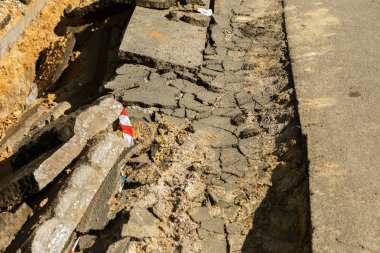 Çukurlar, kışın donma-çözülme çevrimleri neden olan bozuk asfalt yol. Kötü yol. Kaldırımlar kaldırımlar kaldırımda kırık. kaldırım döşeme ile kusurları ile tabaka ve perspektif içinde gelen çatlaklar