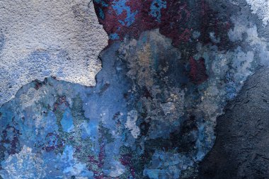 eski sanat dokusuna sıva tuğla duvar. Petal doku ile taş tuğla duvar boyalı sıva çatlaklar boyalı kötü tırmalamak yüzey. Binanın hasarlı sıva arka plan ile ovuşturdu cephe