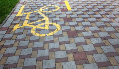 güzel arka plan kaldırım döşeme üzerinde yaya yolu hazır. Çok renkli camlı kaldırım döşeme monoton deseni. Kaldırım döşeme ile küçük kusurlar ve perspektif içinde gelme dışarı çatlamak ile fotoğraf sitesi