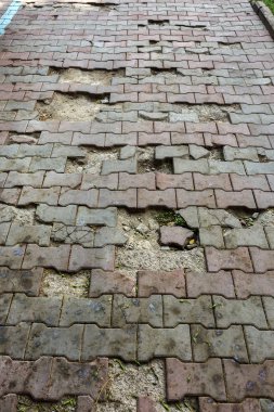 Çukurlar, kışın donma-çözülme çevrimleri neden olan bozuk asfalt yol. Kötü yol. Kaldırımlar kaldırımlar kaldırımda kırık. kaldırım döşeme ile kusurları ile tabaka ve perspektif içinde gelen çatlaklar