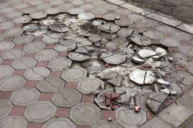 Çukurlar, kışın donma-çözülme çevrimleri neden olan bozuk asfalt yol. Kötü yol. Kaldırımlar kaldırımlar kaldırımda kırık. kaldırım döşeme ile kusurları ile tabaka ve perspektif içinde gelen çatlaklar