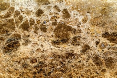 Güzel eski sarı-kahverengi dekoratif taş mermer soyut çatlaklar ve doğal arka yüzeyindeki lekeleri