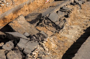 Çukurlar, kışın donma-çözülme çevrimleri neden olan bozuk asfalt yol. Kötü yol. Kaldırımlar kaldırımlar kaldırımda kırık. kaldırım döşeme ile kusurları ile tabaka ve perspektif içinde gelen çatlaklar