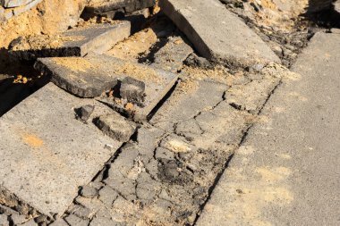 Çukurlar, kışın donma-çözülme çevrimleri neden olan bozuk asfalt yol. Kötü yol. Kaldırımlar kaldırımlar kaldırımda kırık. kaldırım döşeme ile kusurları ile tabaka ve perspektif içinde gelen çatlaklar