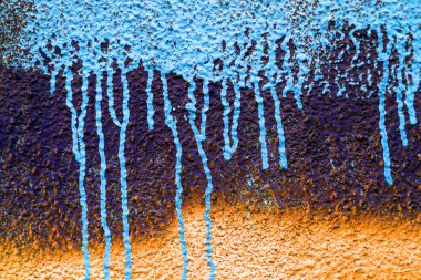 Eski renkli tuğla duvar, eski boya ve doku izleriyle sıvanmış. Olağanüstü yaratıcı tasarım için eskimiş bir arka plan olarak