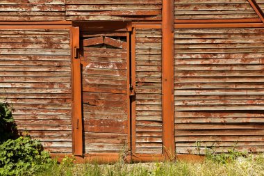 Zavallı Mahallesi eski ahşap kapı. Eski vintage eski bir duvar ahşap. Yıkım, ahşap kapı ve vintage çit izleri, paslı metal çivi. Harabe ve yoksulluk kavramsal arka plan